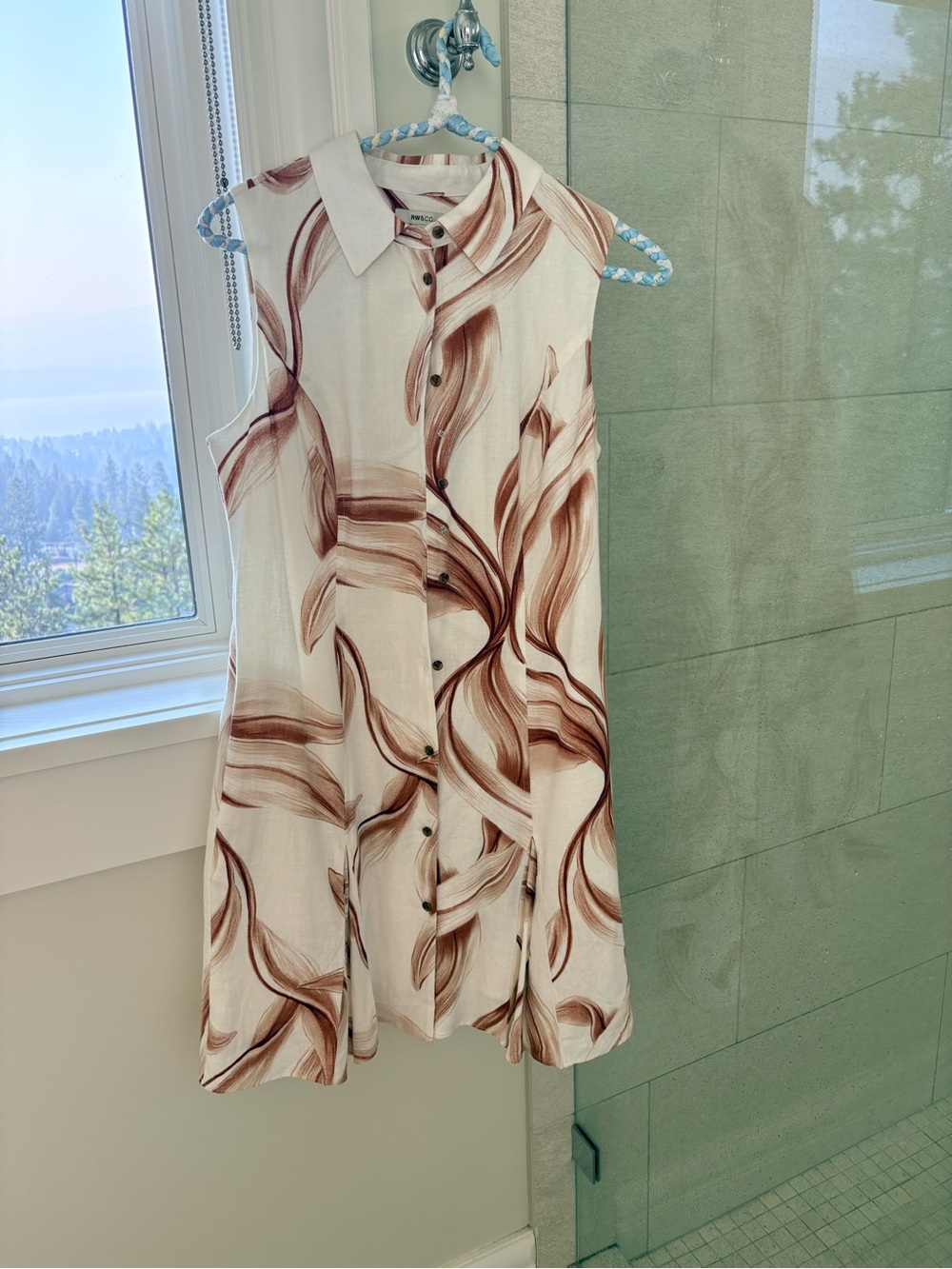 RW&CO. Sleeveless Button-Front Mini Dress in Cream and Brown Brushstroke